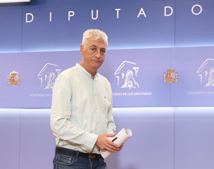 El portavoz adjunto de EH Bildu en el Congreso, Oskar Matute, durante una rueda de prensa en el Congreso de los Diputados