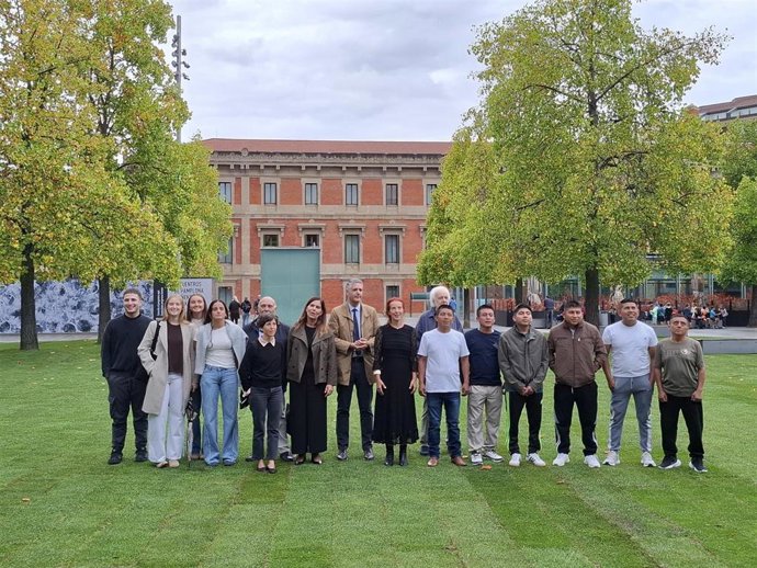 Presentación de los Encuentros de Pamplona 2026 junto a la instalación artística diseñada en la plaza de Baluarte.