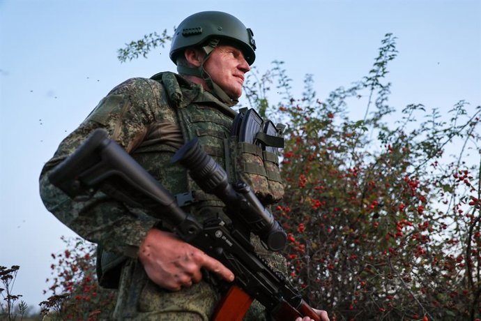 RÚSSIA, REPÚBLICA POPULAR DE LUGANSK – 14 DE SETEMBRO DE 2026: Um militar da equipe móvel de defesa aérea “BARS-LNR” é visto em serviço