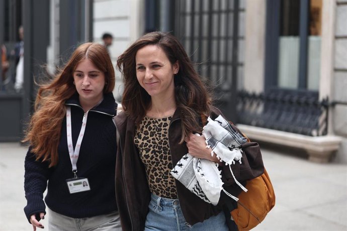La secretaria general de Podemos, Ione Belarra (d), a su llegada a una sesión plenaria, en el Congreso de los Diputados, a 2 de octubre de 2026, en Madrid (España). El Congreso vota hoy la convalidación o derogación de los dos Reales Decretos en materia d