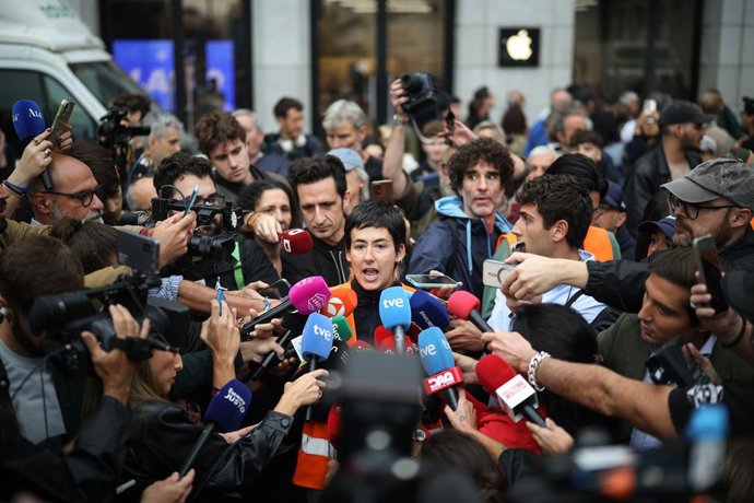 La portaveu del Sindicat d'Inquilines i Inquilins de Madrid, Alicia del Rio, atén als mitjans durant una protesta per la vivenda enfront del Congrés dels Diputats, a 2 d'octubre del 2026, a Madrid (Espanya).