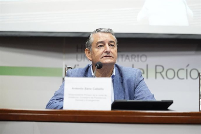 El vicepresiente primero y consejero de Presidencia, Sanidad y Emergencias, Antonio Sanz, en el acto inaugural de las IV Jornadas del Foro Andaluz para la Inmunoprevención de Infecciones Respiratorias (Faipir). 