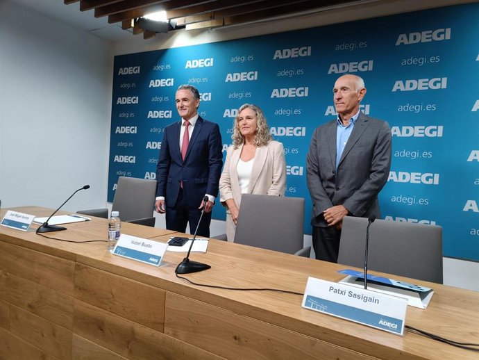 Archivo - Los dirigentes de Adegi José Miguel Ayerza, Isabel Busto y Patxi Sasigain