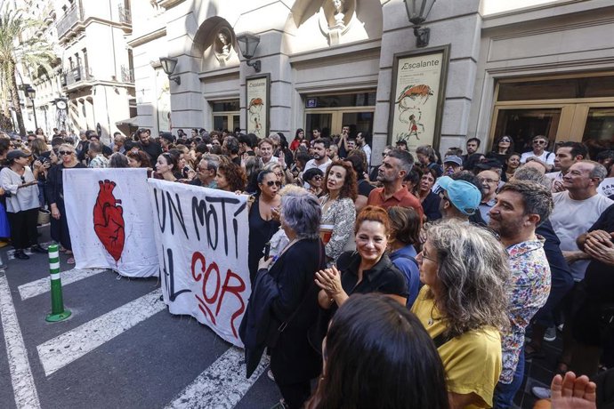 Concentración en protesta por el cierre del Teatro Principal. 