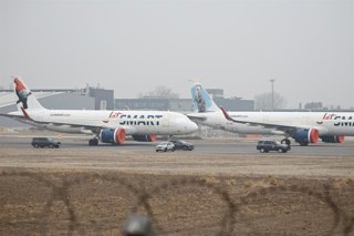 Santiago, 1 de junio de 2026.  Perdona hace ingreso al recinto de Aeropuerto Arturo Merino Benitez por paso no autorizado vulnerando la seguridad para realizar un grafiti en un motor de los aviones que estan siendo pintados en el sector sur oriente