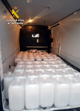 Furgoneta con bidones de gasolina para 'petaqueo'