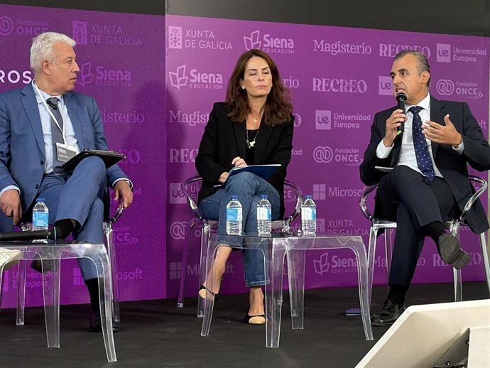 El conseller de Educación y Universidades, Antoni Vera (d), participa en el I Foro Europeo EducaIA.