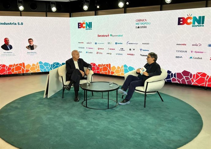El presidente ejecutivo del CZFB, Pere Navarro, y el periodista Manel Manchón