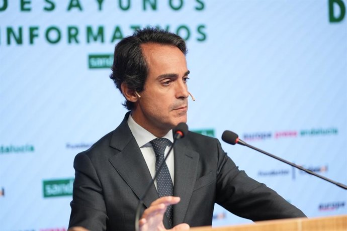 El consejero de Fomento y Movilidad, Mario Muñoz-Atanet, en el desayuno de Europa Press Andalucía en la Fundación Cajasol y con el patrocinio de Sando.