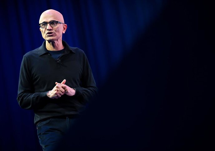 Archivo - 25 February 2026, Bavaria, Munich: Satya Nadella, CEO of Microsoft, speaks on stage during the Microsoft AI Tour. The company is presenting new AI applications. Photo: Sven Hoppe/dpa