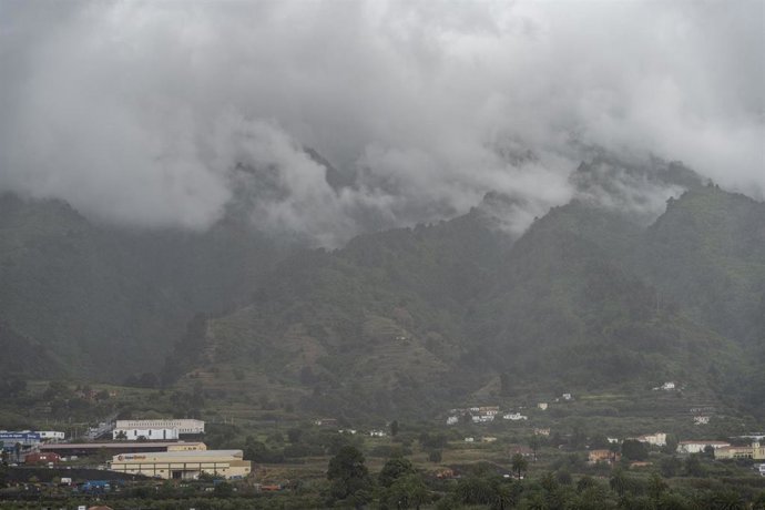 Archivo - Nubes bajas en La Palma, Santa Cruz de Tenerife, Canarias (España). 