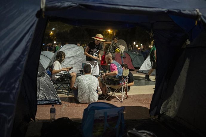 Acampada por la vivienda en la plaza Catalunya de Barcelona.