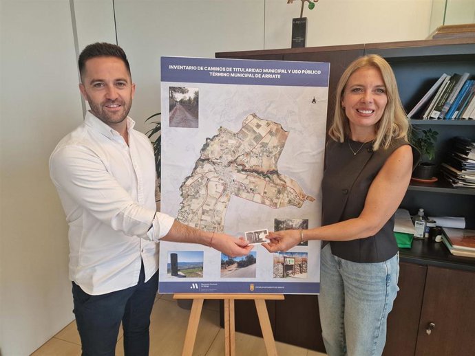 Imagen de la diputada de Fomento e Infraestructuras, Nieves Atencia, junto al alcalde de Arriate (Málaga), Francisco Javier Anet.