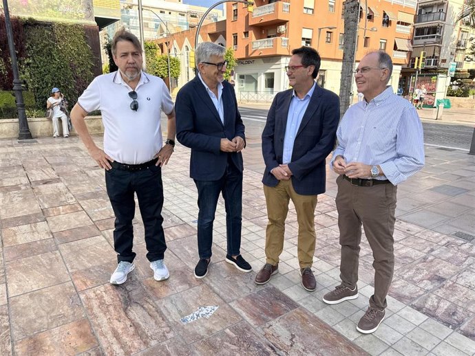 El secretario general del PSOE de Málaga, Josele Aguilar junto al secretario general del PSOE de Rincón de la Victoria, Antonio Sánchez.