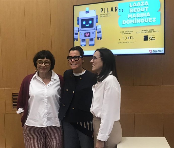 La concejal delegada de Juventud, Ruth Bravo, en el centro, durante la presentación de la oferta juvenil en las fiestas del Pilar
