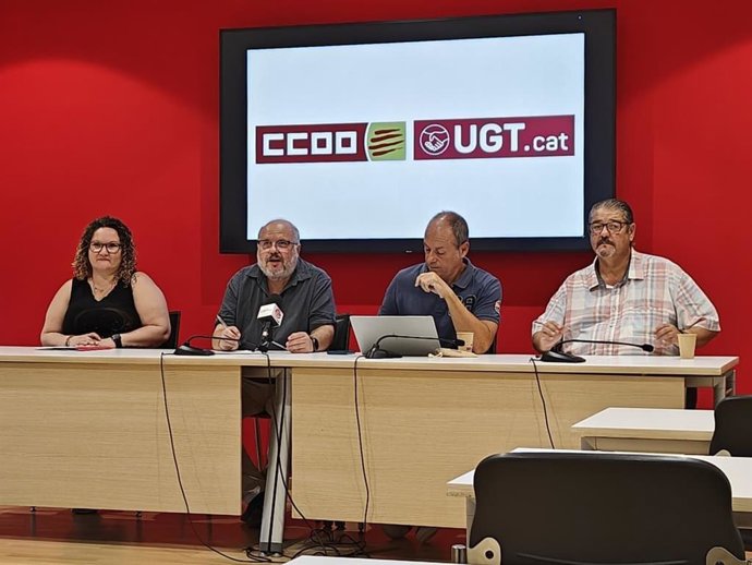 Els responsables de CC.OO. i UGT durant la roda de premsa