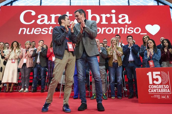 Archivo - El secretario general del PSOE de Cantabria, Pedro Casares (i), y el secretario general del PSOE y presidente del Gobierno, Pedro Sánchez (d), durante la clausura del Congreso Regional del PSOE de Cantabria.