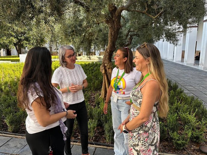 La diputada de Adelante Andalucía, Begoña Iza, con representantes de la comunidad educativa del CEIP Híspalis de Sevilla.