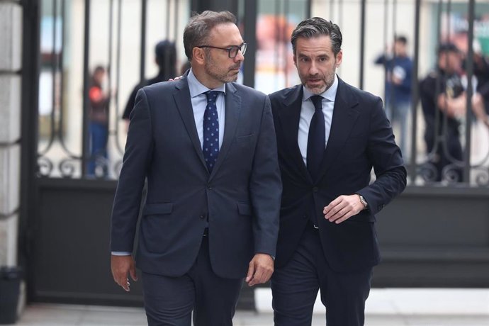 El portavoz nacional del PP, Borja Sémper, a su llegada a una sesión plenaria, en el Congreso de los Diputados, a 2 de octubre de 2026, en Madrid (España). 