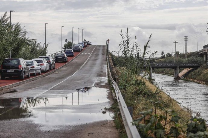Coches aparcados en el puente de Catarroja por alerta por lluvias