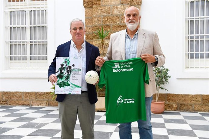 El vicepresidente segundo de Diputación y responsable de su Servicio de Deportes, Javier Vidal, y el delegado en Cádiz de la Federación Andaluza de Balonmano, Jorge Fernández Navarrete.
