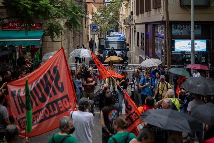 Concentración en las inmediaciones de la sede de Junts en Barcelona por su 'no' a los decretos de vivienda.