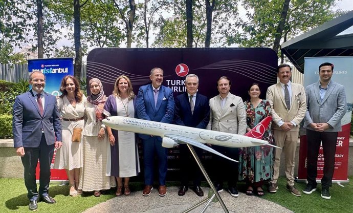 Foto de familia, con la delegada municipal de Turismo (4i), tras un encuentro institucional y empresarial del Ayuntamiento sevillano con autoridades de Malasia