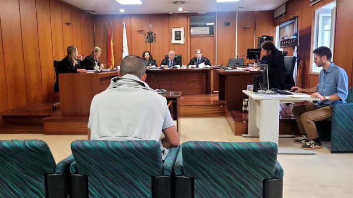 El condenado a 12 años de cárcel por agredir sexualmente a dos niñas pequeñas a las que cuidaba, en la vista en la que ha pedido su ingreso en prisión provisional