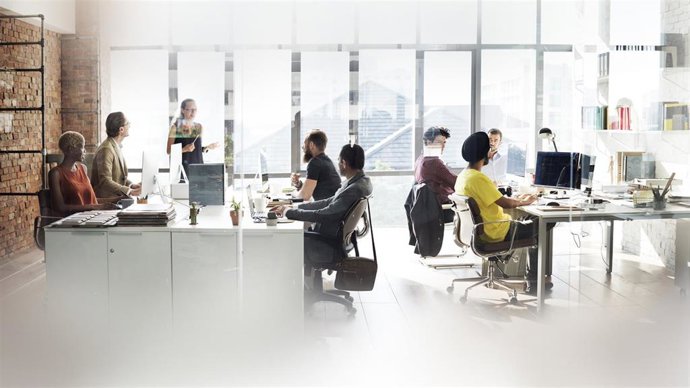 Archivo - Personas trabajando en la oficina