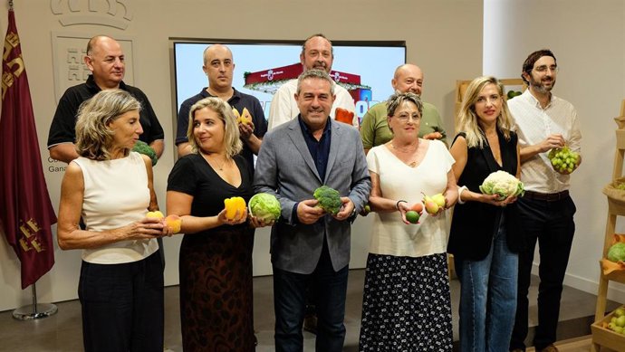 El consejero de Agua, Agricultura, Ganadería y Pesca, Joaquín Buendía, junto con los representantes de Apoexpa, Fecoam y Proexport, en la presentación de la participación de la Región de Murcia en la feria Fruit Attraction