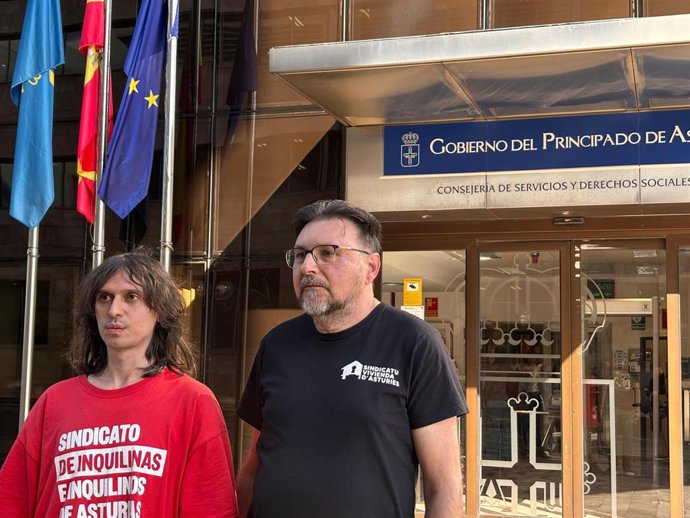 El portavoz del Sindicato de Inquilinas e Inquilinos de Asturias, Andrés García y el portavoz del Sindicato de Vivienda de Asturias, Alejandro Aguilar