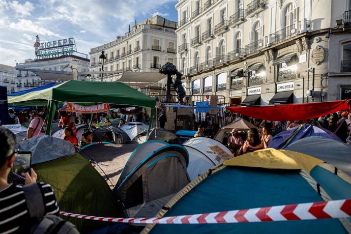 Decenas de personas acampadas, en la Puerta del Sol, a 1 de octubre de 2026, en Madrid (España). El quinto día de acampada en la Puerta del Sol de Madrid ha reunido más tiendas de campaña, y la instalación de nuevos toldos ha cubierto más espacio de la pl