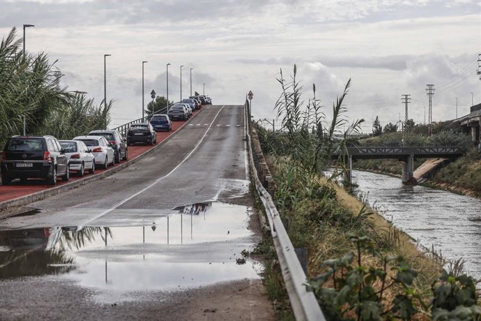 Cotxes aparcats en el pont de Catarroja per alerta per pluges