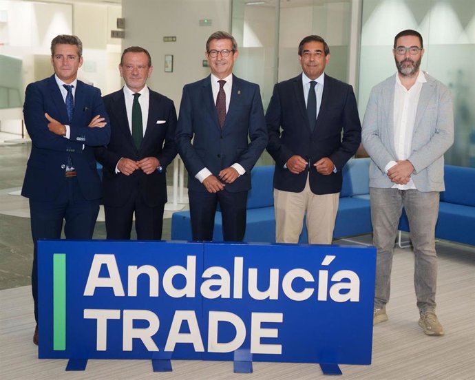 El consejero de Universidad, Industria, Energía e Innovación, Jorge Paradela, El director de Andalucía Trade, Antonio Castro, el CEO de Mar Oceana Venture Capital, Tom Horsey, el CEO de Alter Capital, Ángel González y Antonio Romero, de Quadriga Asset.