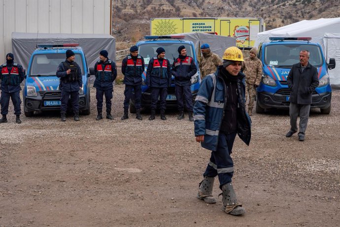 Archivo - Imagen de archivo de un minero frente a policías turcos.