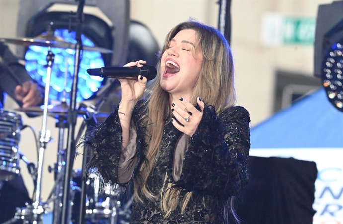 Kelly Clarkson dice que le “encanta” la IA y apoya su uso en la música, pero pide listas de éxitos separadas