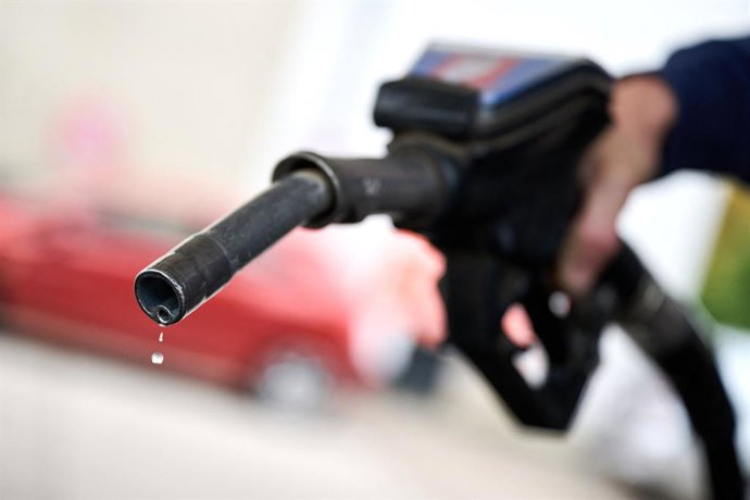 01 October 2026, Bremen: A drop hangs from the gas nozzle. From October 1 through the end of December 2026, the energy tax on gasoline and diesel will be reduced by about 14 cents per liter. According to the federal government, this will result in a total