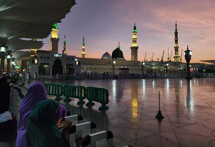 Archivo - Arquivo - 7 de julho de 2023, Medina, Medina, Arábia Saudita: Muçulmanos visitam a Al-Masjid an-Nabawi após concluírem a peregrinação do hajj, em Medina, Arábia Saudita, em 8 de julho de 2023