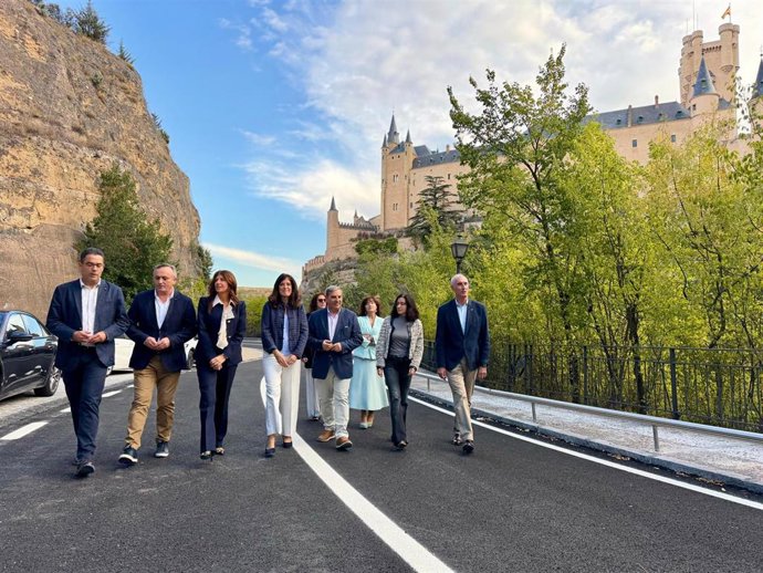 Autoridades, en la inauguración de la remodelada Cuesta de los Hoyos.