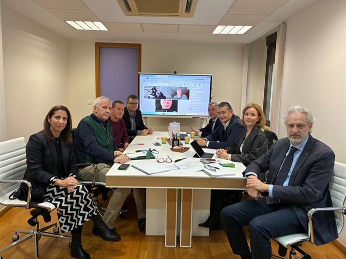 Archivo - El consejero de Presidencia, Sanidad y Emergencias, Antonio Sanz, con las organizaciones sindicales de sanidad en una de las negociaciones abiertas con ellas. Imagen de archivo.