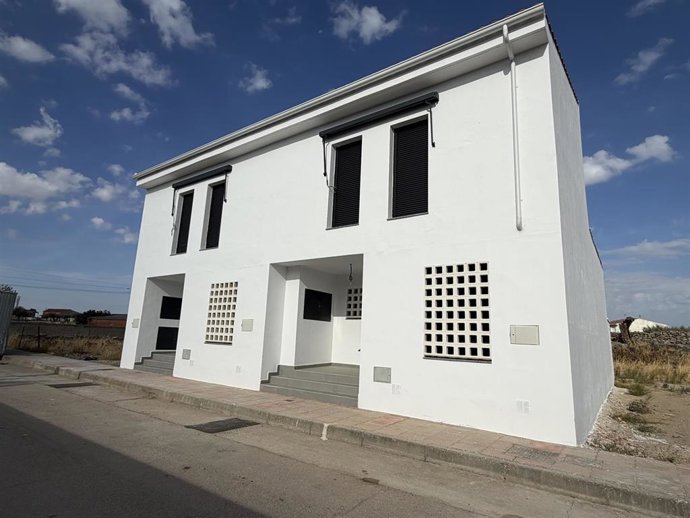 La Junta de Extremadura entrega dos viviendas públicas de nueva construcción en Albalá (Cáceres).
