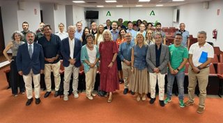 La delegada de la Junta de Andalucía en la provincia de Cádiz, Mercedes Colombo, junto a los integrantes del grupo de trabajo provincial del Observatorio de Agresiones a Profesionales del Sistema Sanitario Público de Andalucía.
