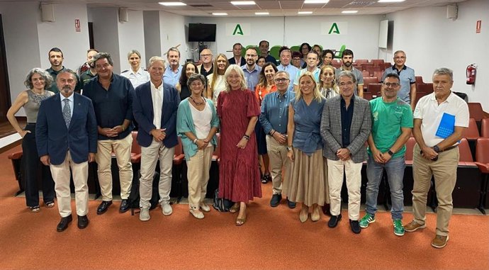 La delegada de la Junta de Andalucía en la provincia de Cádiz, Mercedes Colombo, junto a los integrantes del grupo de trabajo provincial del Observatorio de Agresiones a Profesionales del Sistema Sanitario Público de Andalucía.