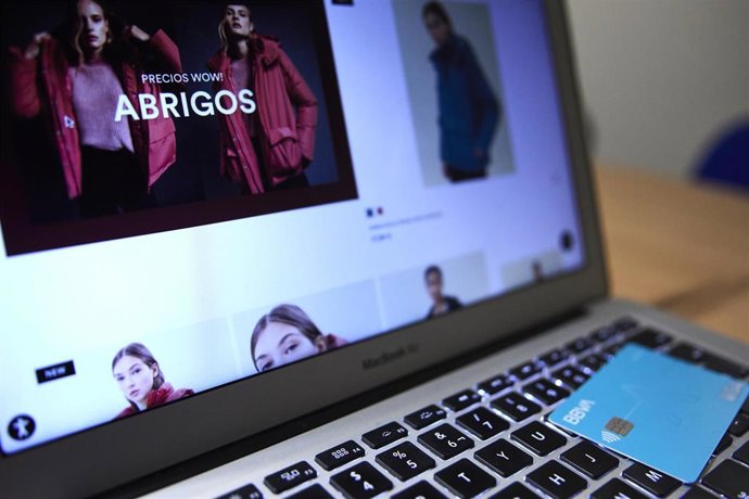 Archivo - Una persona compra online