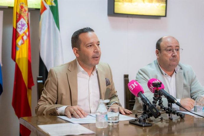 El vicepresidente y consejero de Desregulación, Servicios Sociales y Familia, Óscar Fernández Calle, y el consejero de Agricultura, Ganadería y Medio Rural, Juan José García.