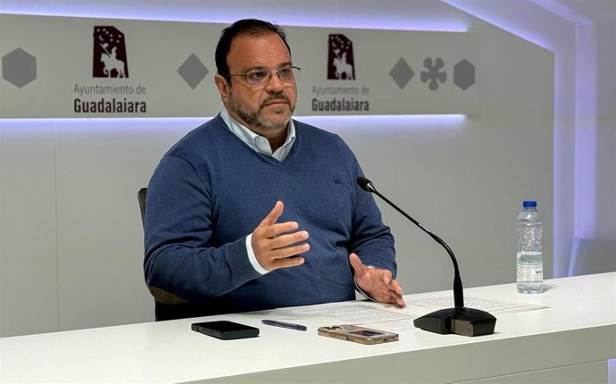 Archivo - El portavoz del Grupo Municipal de Vox en el Ayuntamiento de Guadalajara, Víctor Morejón.