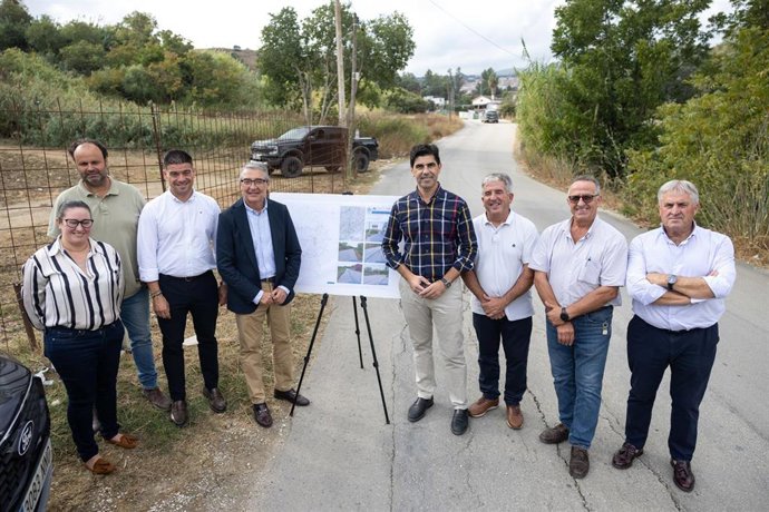 Presentación del proyecto de mejora vial en el camino de la Charca en Coín, Málaga.