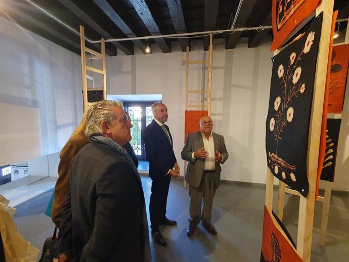 El director del Palacio Quintanar muestra una exposición al consejero de Cultura, Alberto Díaz Pico.