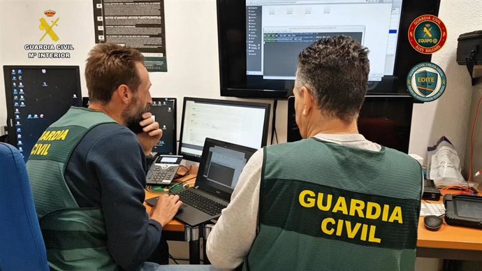 Dos agentes de la Guardia Civil.