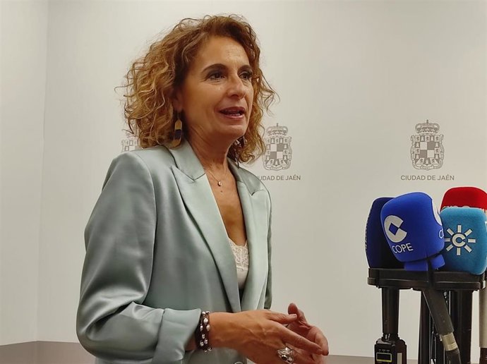 La secretaria general del PSOE-A, María Jesús Montero, atiende a los medios en Jaén.